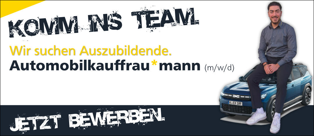 25 Stellenanzeigen Azubi Kauffrau Werbeanzeige mit dem Text: ‚Komm ins Team. Wir suchen Auszubildende Automobilkauffrau*mann (m/w/d). Jetzt bewerben.‘ Rechts im Bild sitzt ein junger Mann auf einem blauen Auto und lächelt.