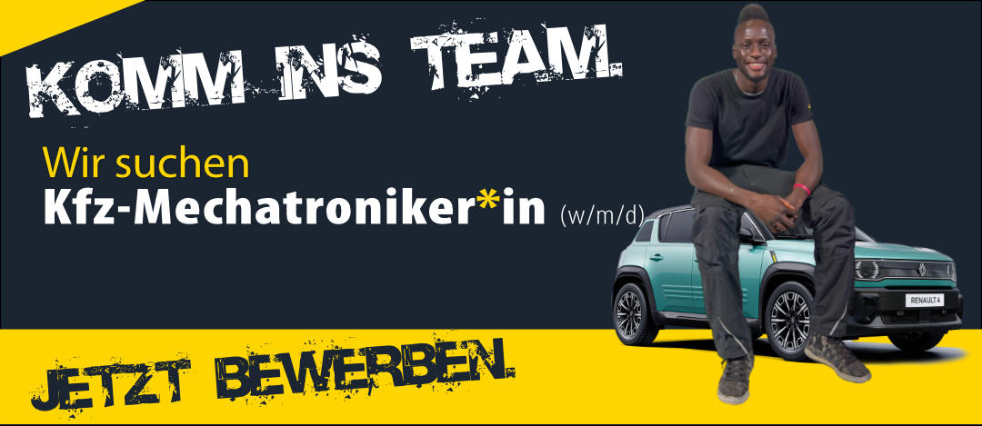 25-stellenanzeigen-mechatronikerin Werbeanzeige mit dem Text: ‚Komm ins Team. Wir suchen Auszubildende Kfz-Mechatroniker*in (w/m/d). Jetzt bewerben.‘ Rechts im Bild sitzt ein junger Mann in schwarzer Kleidung auf einem türkisfarbenen Auto und lächelt
