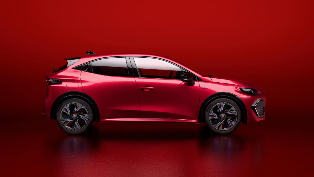 Seitenansicht eines modernen, metallic-roten Renault Clio vor einem passenden tiefroten Hintergrund. Das Fahrzeug besticht durch ein sportliches Design mit scharfen Linien, großen futuristischen Felgen und markanten LED-Tagfahrleuchten an der Front.