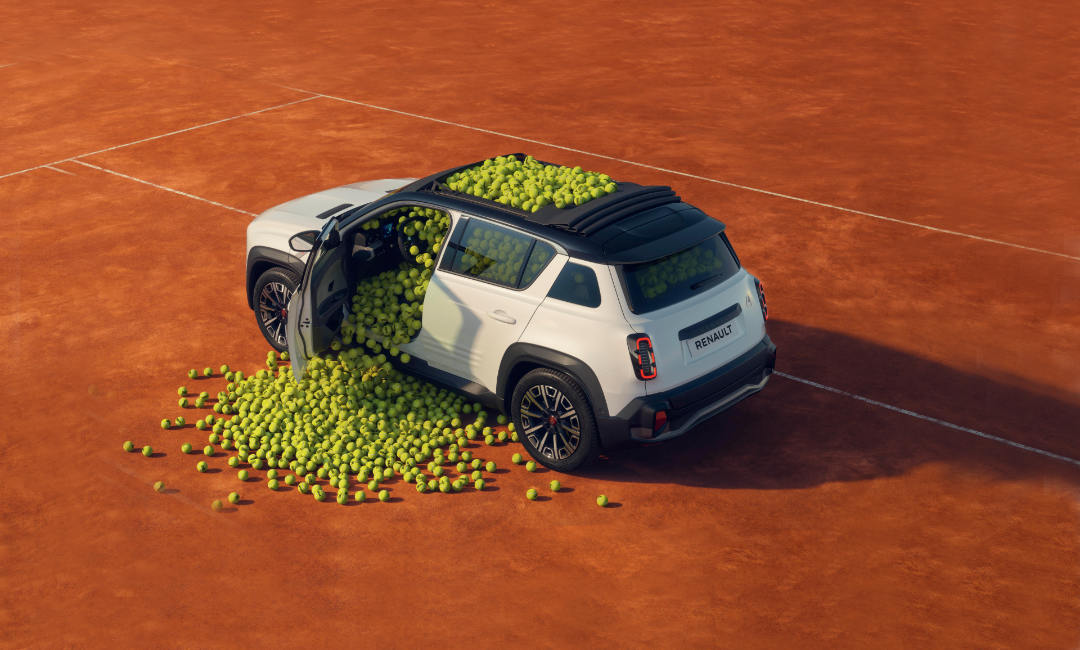 Werbeanzeige für den elektrischen Renault R4 'Plein Sud' mit Stoffschiebedach. Der R4 mit offenem Stodffdach ist mit grünen Tennisbällen gefüllt, die aus der geöffneten Tür quellen und auf den Boden fallen. Roter Tennisplatz-Hintergrund mit dem Slogan 'Jetzt bei uns bestellen. Plein Sud. Der Renault R4 mit elektrischem Stoffschiebedach.' Unten rechts das Logo von 'Autohaus Gutmann' mit dem Claim '60 Jahre ... echt gut mann.'